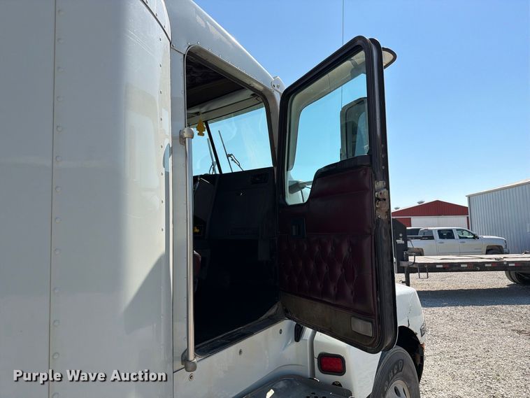 image for item DZ4708 2000 Kenworth T600 semi truck
