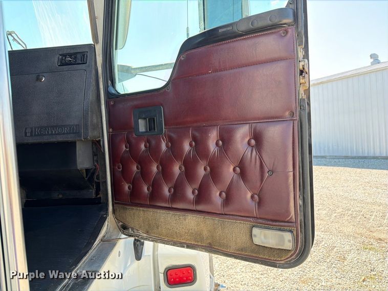 image for item DZ4708 2000 Kenworth T600 semi truck