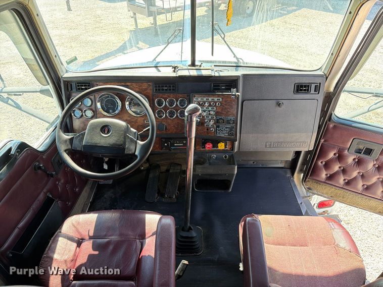image for item DZ4708 2000 Kenworth T600 semi truck