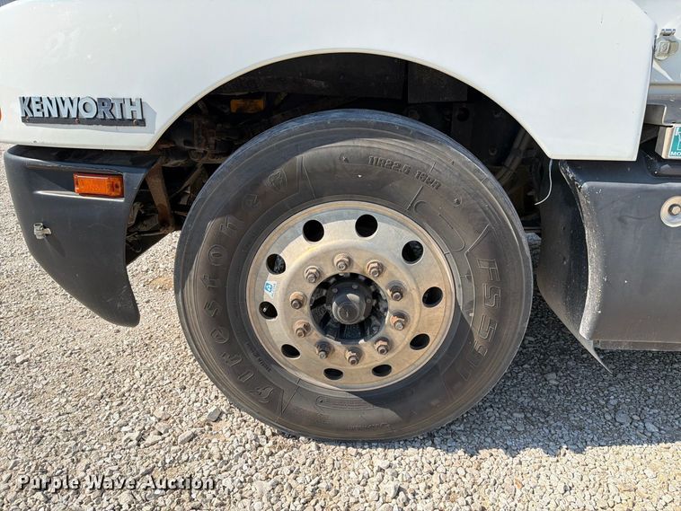 image for item DZ4708 2000 Kenworth T600 semi truck