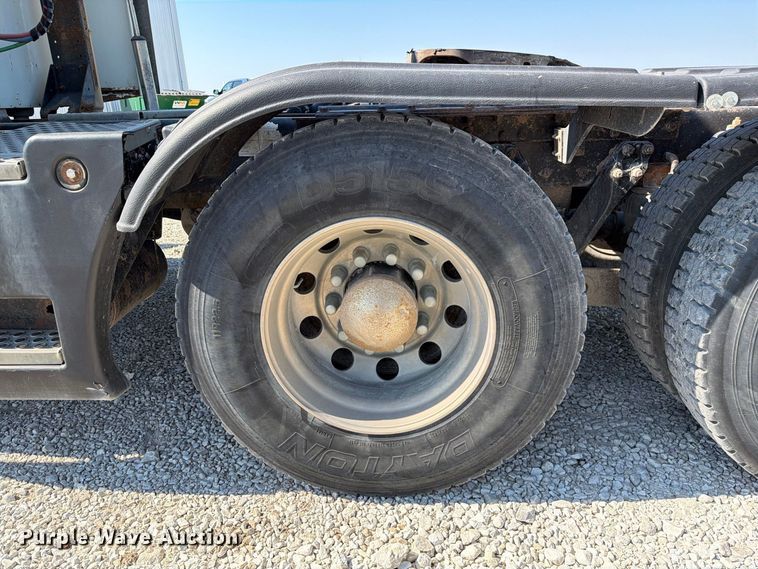 image for item DZ4708 2000 Kenworth T600 semi truck