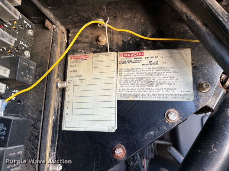 image for item DZ4708 2000 Kenworth T600 semi truck