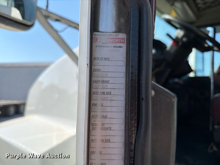 image for item DZ4708 2000 Kenworth T600 semi truck