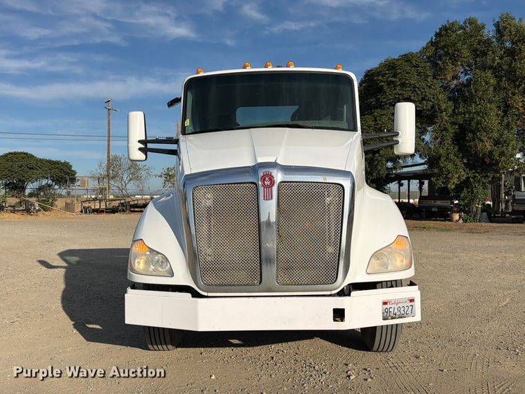 image for item EA0015 2015 Kenworth T680 semi truck