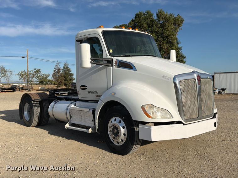 image for item EA0015 2015 Kenworth T680 semi truck