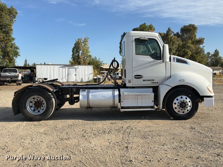 image for item EA0015 2015 Kenworth T680 semi truck