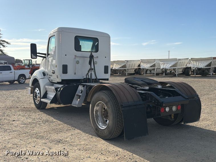 image for item EA0015 2015 Kenworth T680 semi truck