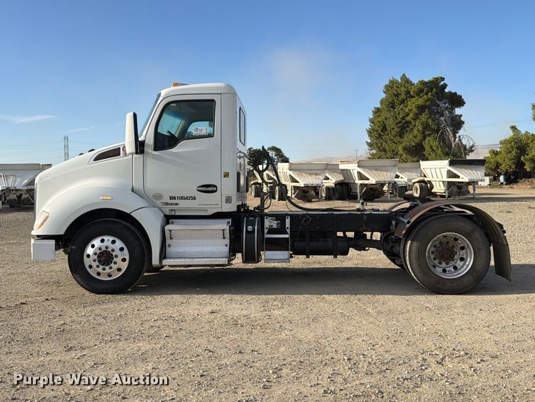 image for item EA0015 2015 Kenworth T680 semi truck
