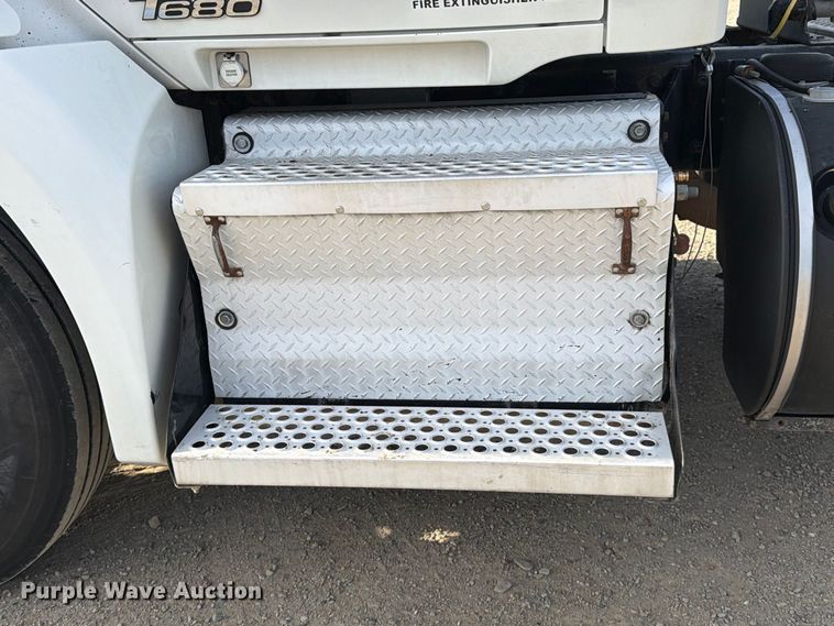 image for item EA0015 2015 Kenworth T680 semi truck
