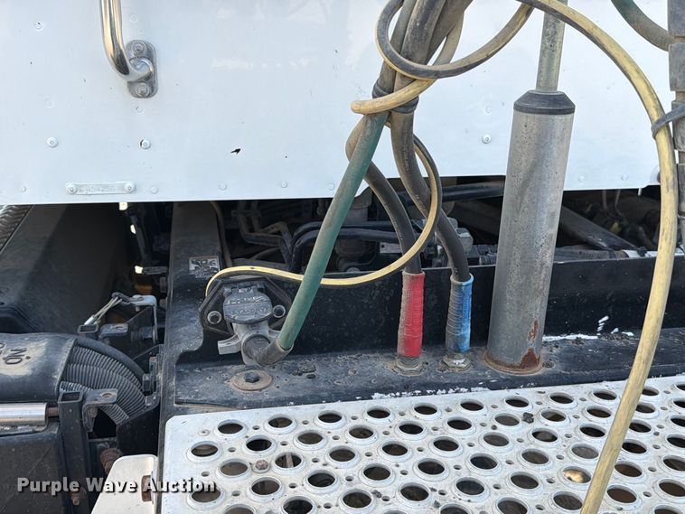 image for item EA0015 2015 Kenworth T680 semi truck