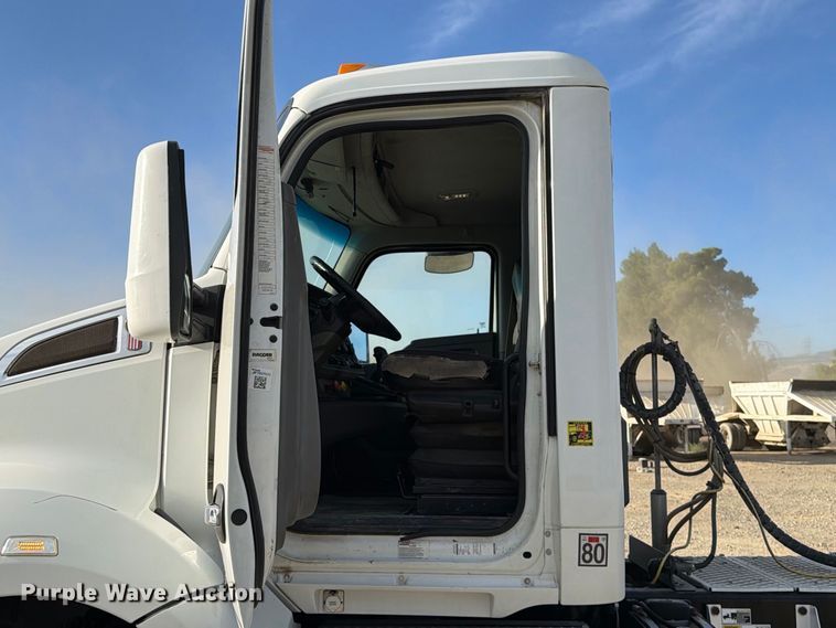 image for item EA0015 2015 Kenworth T680 semi truck