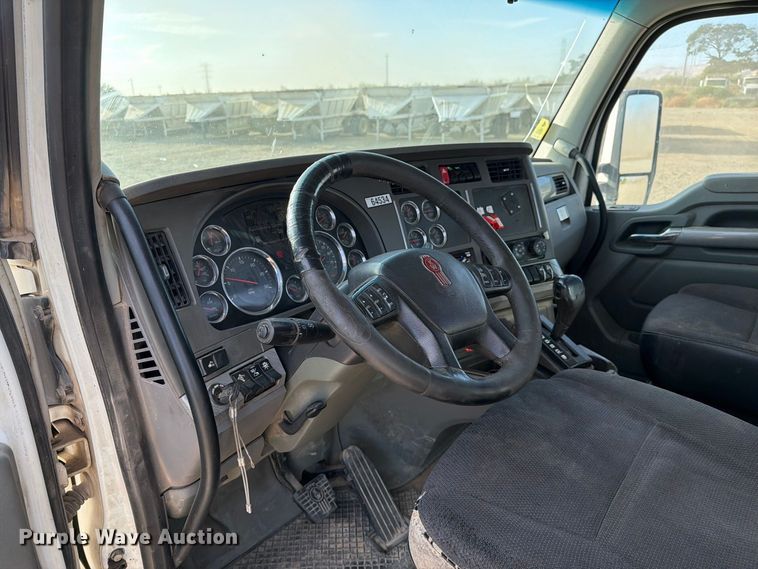 image for item EA0015 2015 Kenworth T680 semi truck