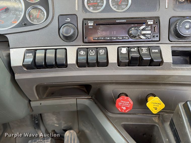 image for item EA0015 2015 Kenworth T680 semi truck