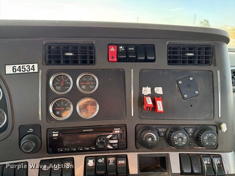 image for item EA0015 2015 Kenworth T680 semi truck