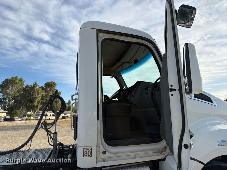 image for item EA0015 2015 Kenworth T680 semi truck