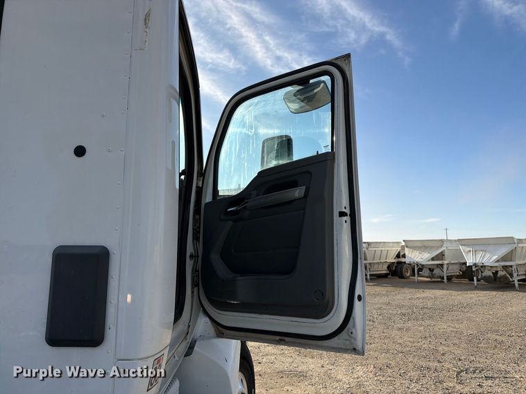 image for item EA0015 2015 Kenworth T680 semi truck