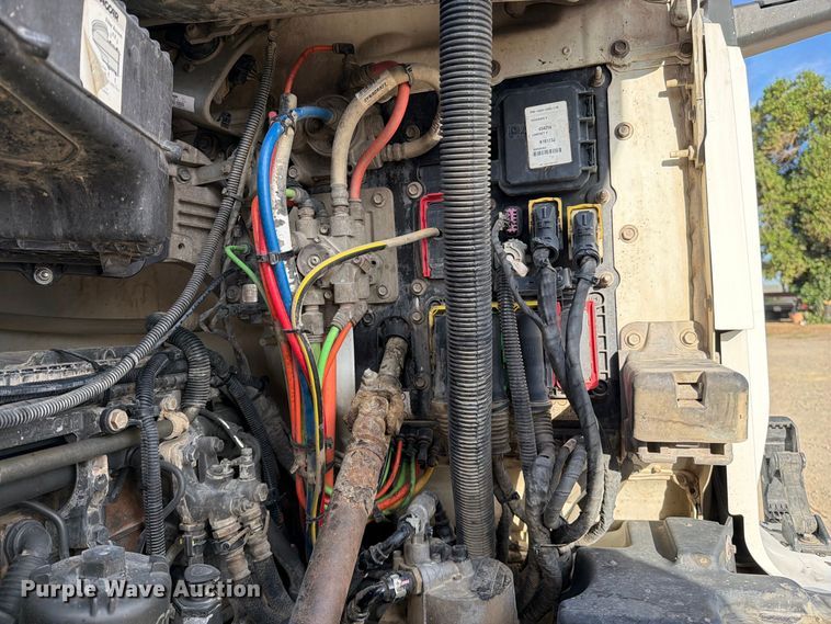 image for item EA0015 2015 Kenworth T680 semi truck