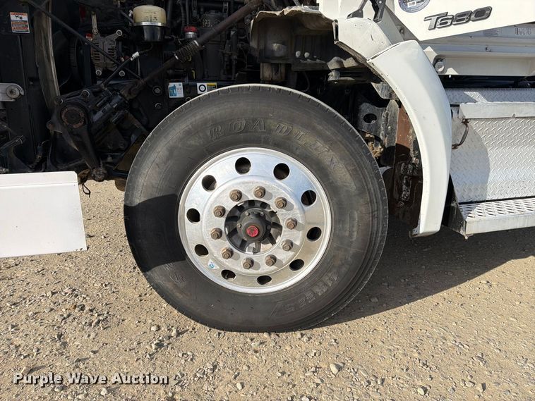 image for item EA0015 2015 Kenworth T680 semi truck