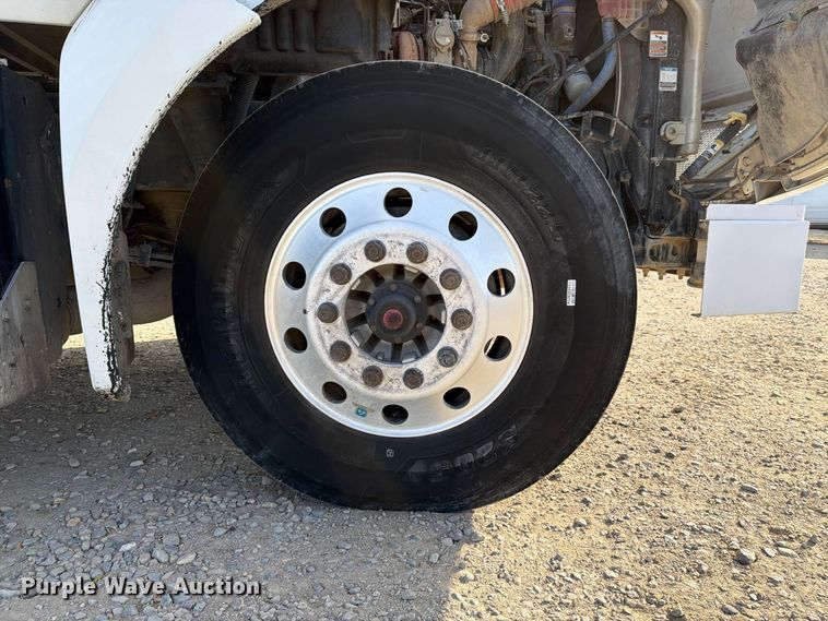 image for item EA0015 2015 Kenworth T680 semi truck