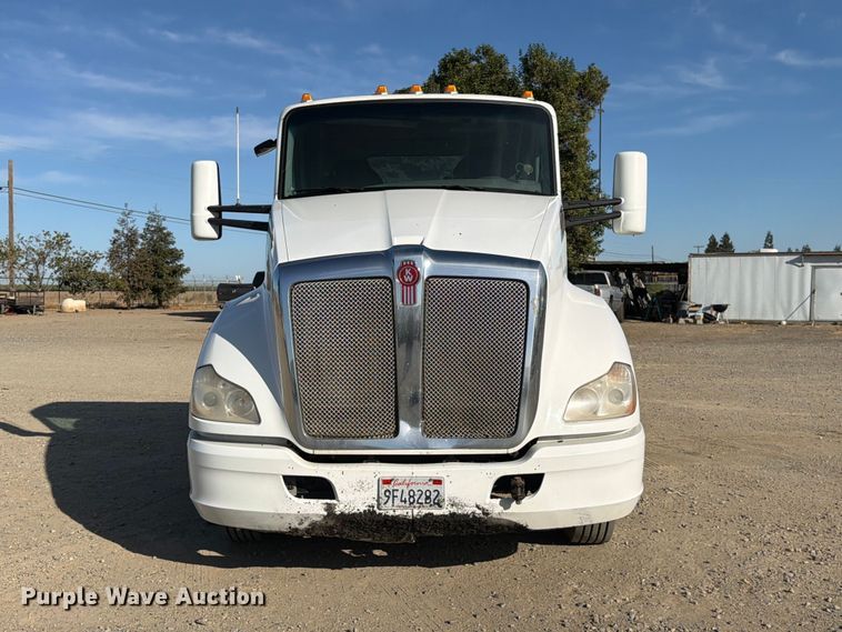 image for item EA0016 2015 Kenworth T680 semi truck