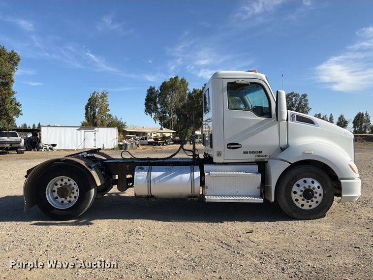 image for item EA0016 2015 Kenworth T680 semi truck