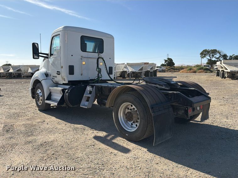image for item EA0016 2015 Kenworth T680 semi truck