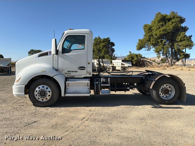 image for item EA0016 2015 Kenworth T680 semi truck