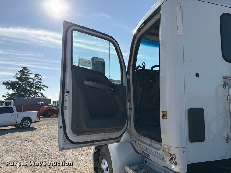 image for item EA0016 2015 Kenworth T680 semi truck