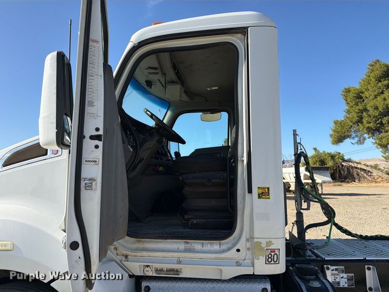 image for item EA0016 2015 Kenworth T680 semi truck