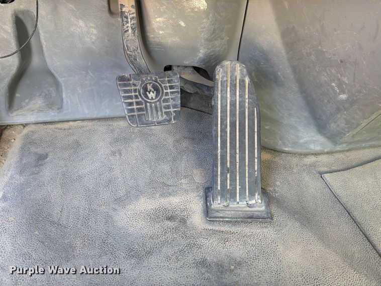 image for item EA0016 2015 Kenworth T680 semi truck