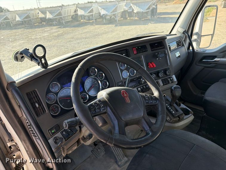 image for item EA0016 2015 Kenworth T680 semi truck