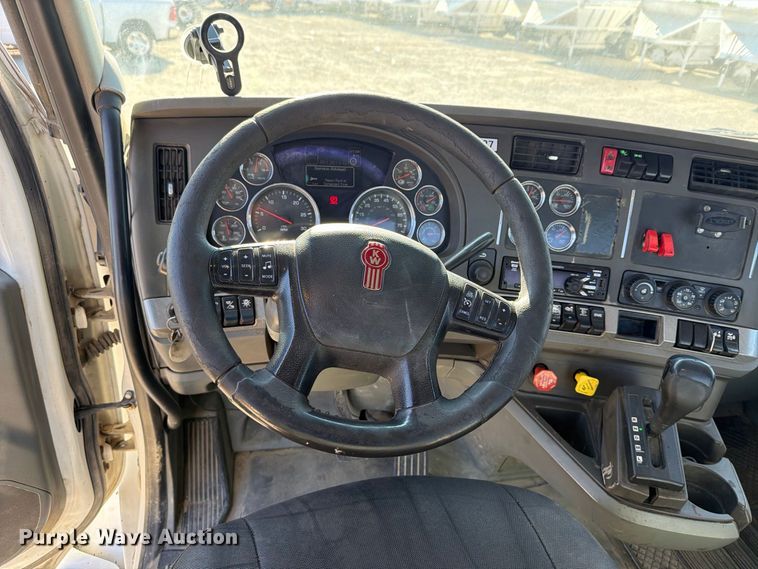 image for item EA0016 2015 Kenworth T680 semi truck