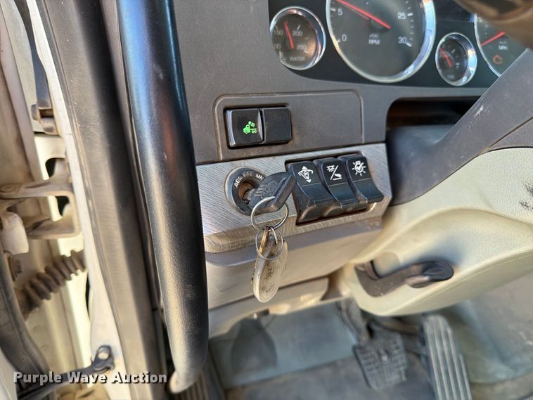 image for item EA0016 2015 Kenworth T680 semi truck