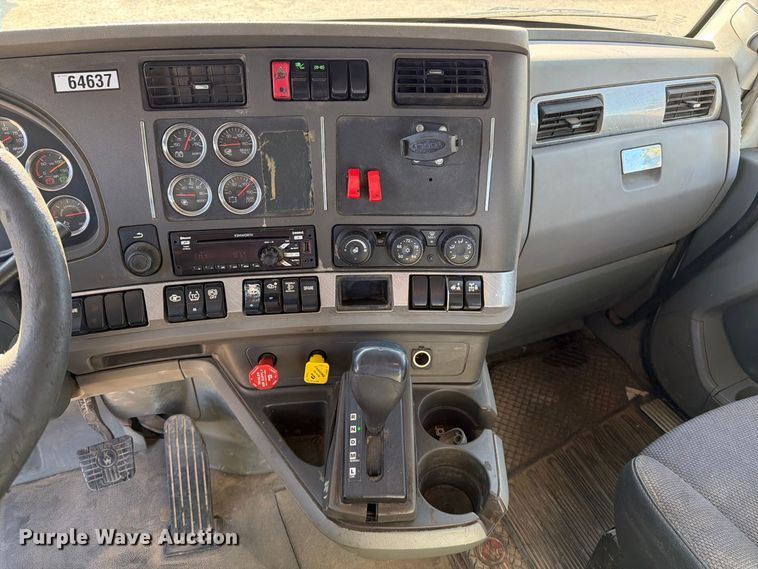 image for item EA0016 2015 Kenworth T680 semi truck