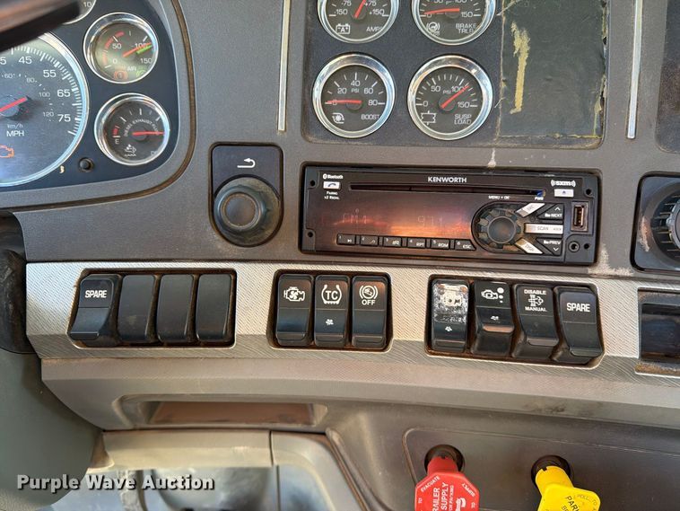 image for item EA0016 2015 Kenworth T680 semi truck