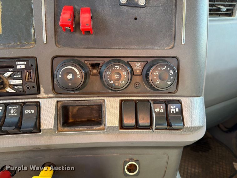 image for item EA0016 2015 Kenworth T680 semi truck