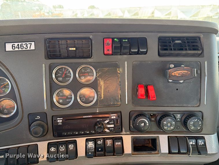 image for item EA0016 2015 Kenworth T680 semi truck