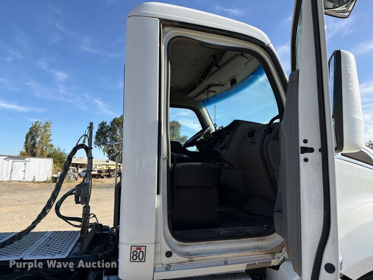 image for item EA0016 2015 Kenworth T680 semi truck