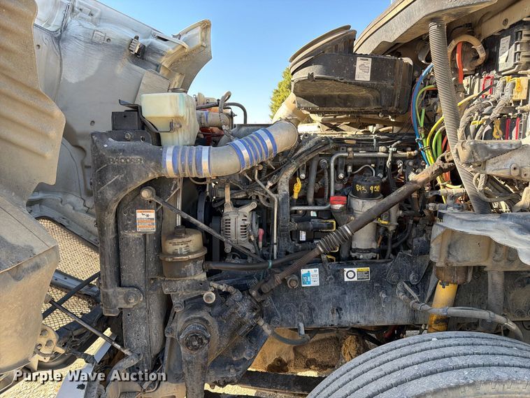 image for item EA0016 2015 Kenworth T680 semi truck
