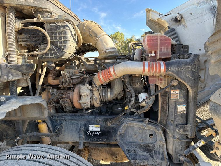 image for item EA0016 2015 Kenworth T680 semi truck