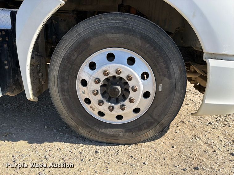 image for item EA0016 2015 Kenworth T680 semi truck