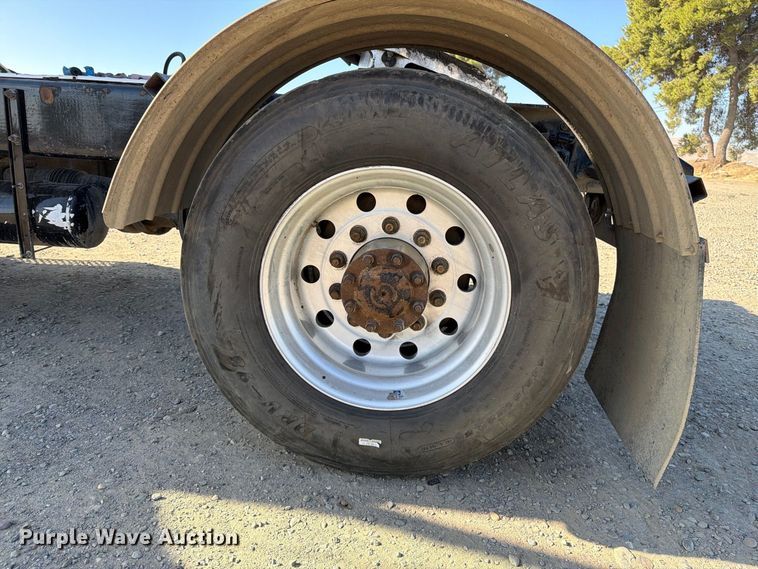 image for item EA0016 2015 Kenworth T680 semi truck