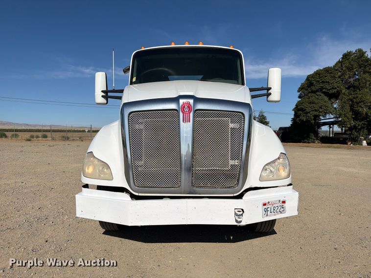 image for item EA0017 2015 Kenworth T680 semi truck
