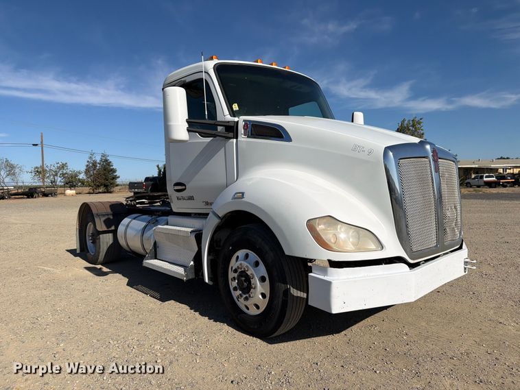 image for item EA0017 2015 Kenworth T680 semi truck