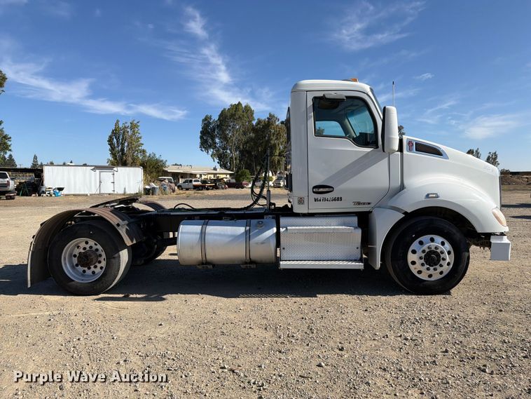 image for item EA0017 2015 Kenworth T680 semi truck