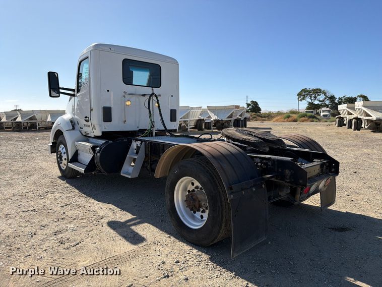 image for item EA0017 2015 Kenworth T680 semi truck