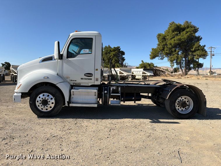 image for item EA0017 2015 Kenworth T680 semi truck