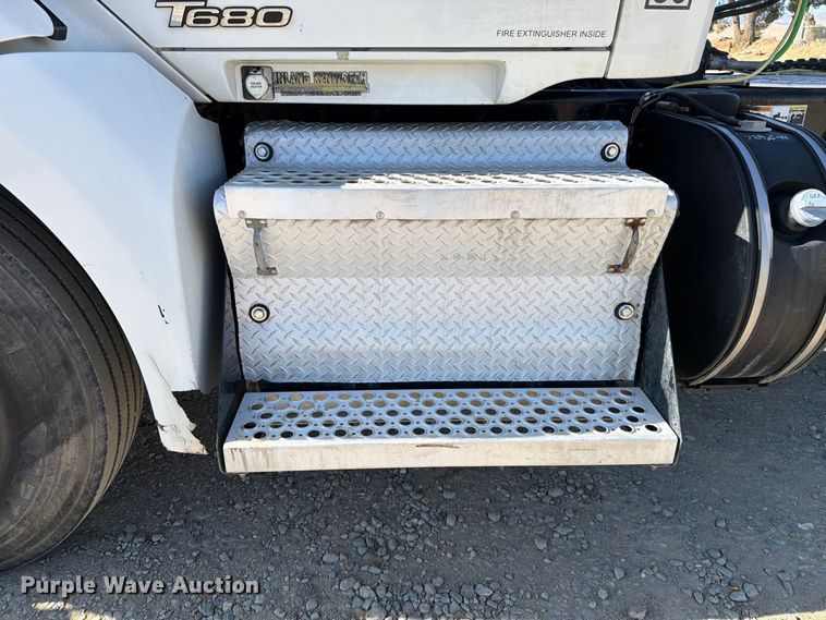 image for item EA0017 2015 Kenworth T680 semi truck