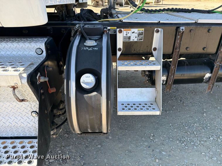 image for item EA0017 2015 Kenworth T680 semi truck