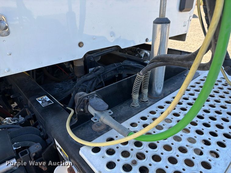 image for item EA0017 2015 Kenworth T680 semi truck